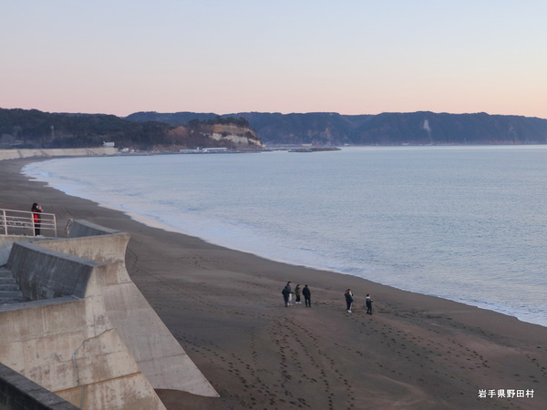 砂浜に下りて初日の出を拝む方も
