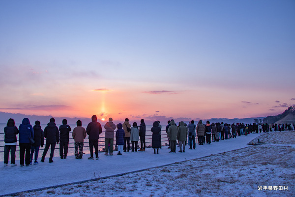 初日の出を目当てに多くの人が訪れる