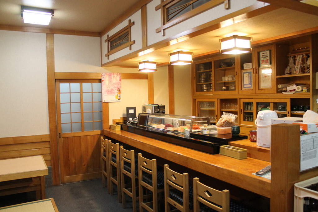 藤乃寿司 店内　カウンター席、テーブル席、奥には座敷が三つ