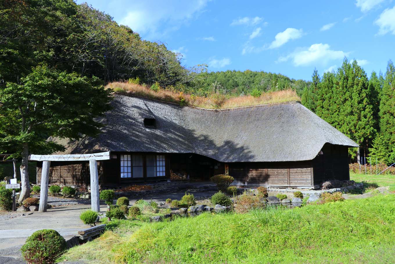 南部曲り家の残る風景（岩手県野田村）